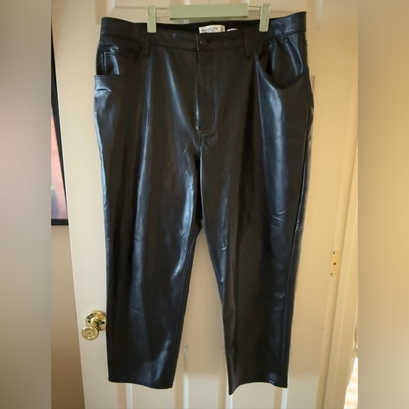 Abercrombie Love Curve Vegan Leather pants • Women’s 18R - Picture 4 of 6
